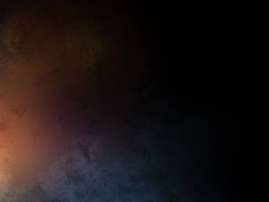 Bir adam kortta tenis raketi tutuyor.