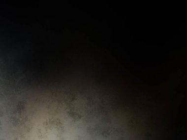 Takım elbiseli ve kravatlı bir adam duvarın önünde duruyor.