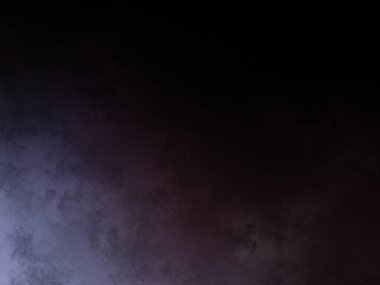 Bir adam elinde tenis raketi tutuyor.