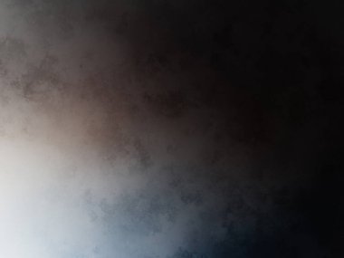 Siyah beyaz arka plan önünde kamera tutan bir kişi.