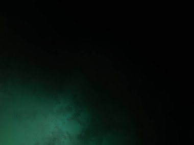 Siyah gömlekli bir adam tenis raketi tutuyor.