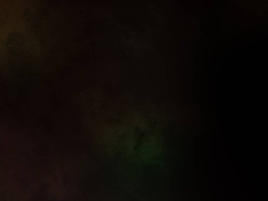 Elinde cep telefonu olan takım elbiseli ve kravatlı bir adam.