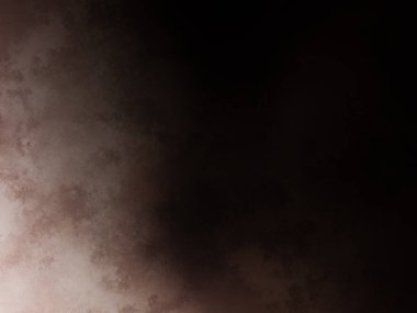 Takım elbiseli ve kravatlı bir adam duvarın önünde duruyor.