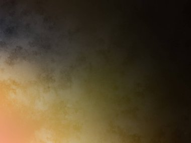 Tenis kortunda raket tutan bir adam.