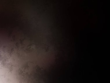 Takım elbiseli ve kravatlı bir adam tenis raketi tutuyor.