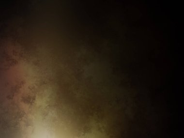 Karanlık bir yüzeyde kaykay süren bir adam.