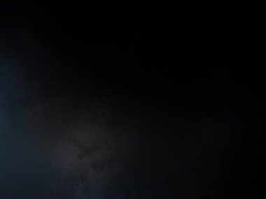 Siyah gömlekli bir adam tenis raketi tutuyor.