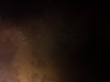 Takım elbiseli ve kravatlı bir adam ateşin önünde duruyor.