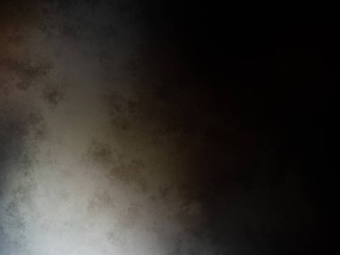 Takım elbiseli ve kravatlı bir adam mikrofonun önünde duruyor.