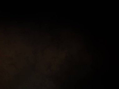 Elinde mikrofon tutan takım elbiseli ve kravatlı bir adam.