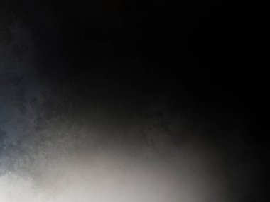 Kar yüzeyinde snowboard süren bir adam.