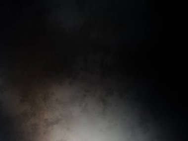 Karlı bir yüzeyde snowboard süren bir insan.