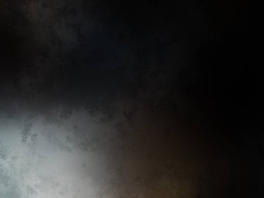 Karanlıkta snowboard yapan biri.