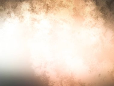 Tenis kortunda raket tutan bir adam.