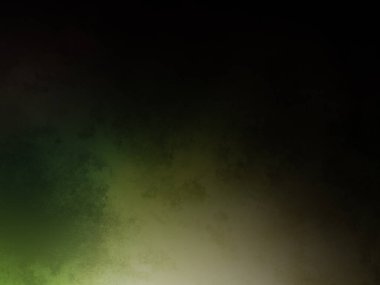 Karanlık bir yüzeyde kaykay süren bir adam.