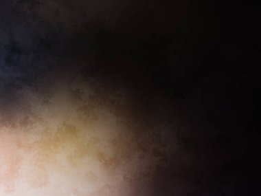 Bir adam kortta tenis raketi tutuyor.