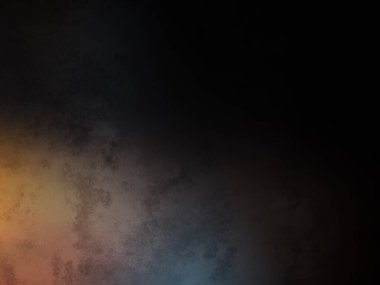 Takım elbiseli ve kravatlı bir adam duvarın önünde duruyor.