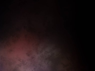 Takım elbiseli ve kravatlı bir adam karanlık bir arka planın önünde duruyor.