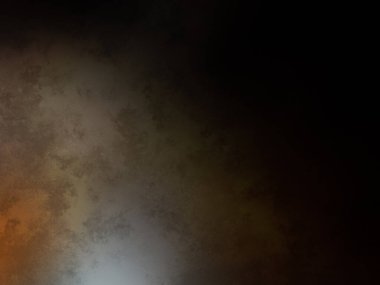 Takım elbiseli ve kravatlı bir adam duvarın önünde duruyor.