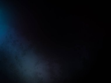 Siyah gömlekli bir adam tenis raketi tutuyor.