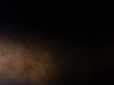 Takım elbiseli ve kravatlı bir adam duvarın önünde duruyor.