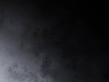 Karla kaplı yamaçta kar kayağı yapan bir adam.