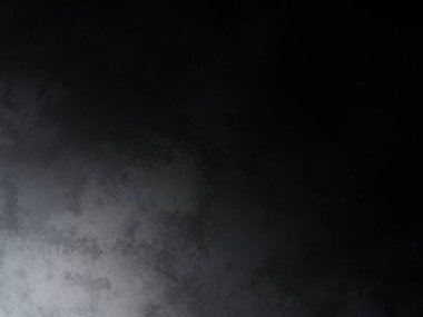 Takım elbiseli ve kravatlı bir adam duvarın önünde duruyor.