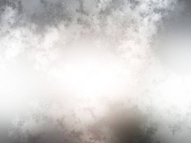 Karlı bir yüzeyde snowboard süren bir insan.