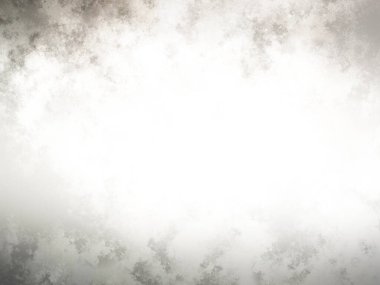 Karlı bir yüzeyde snowboard süren bir insan.