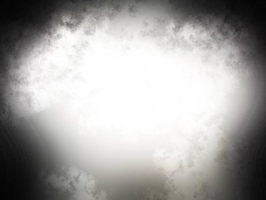 Karlı bir yüzeyde snowboard süren bir insan.