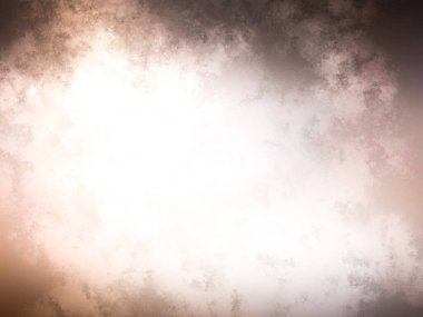 Kaykay rampasında kaykay süren biri.