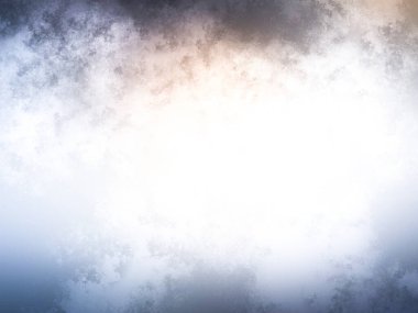 Karlı bir yüzeyde snowboard süren bir insan.