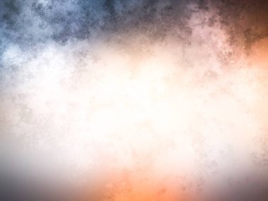 Kaykay rampasında kaykay süren biri.