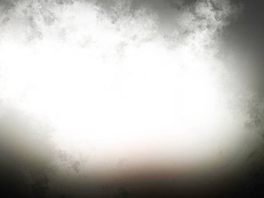 Karlı bir yüzeyde snowboard süren bir insan.