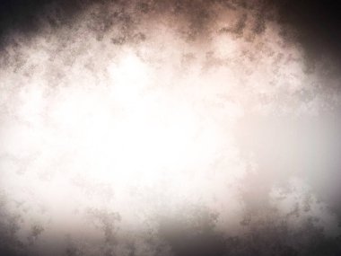 Karanlık bir yüzeyde kaykay süren bir insan.