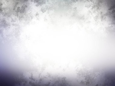 Karlı bir yüzeyde snowboard süren bir insan.