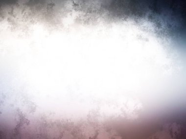 Karlı bir yüzeyde kaykay süren bir insan.