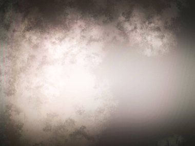 Bulutlu bir günde kaykay süren biri.