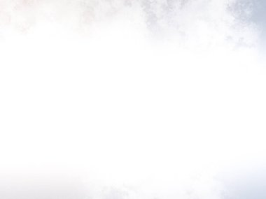 Karlı bir yüzeyde snowboard süren bir insan.