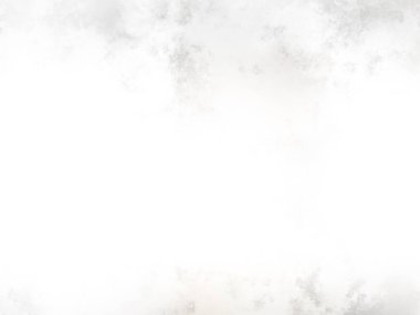 Karla kaplı yamaçta kar kayağı yapan bir adam.