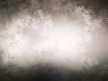 Bir insan gökyüzünde uçurtma uçuruyor.