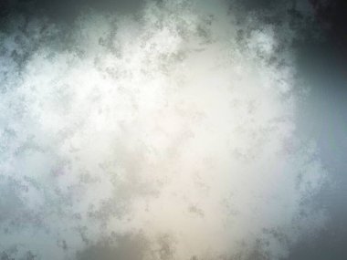 Karlı bir yüzeyde snowboard süren bir insan.