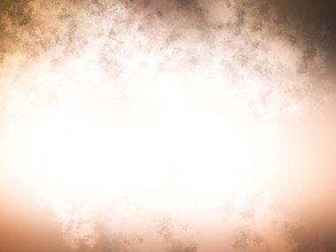 Kaykay rampasında kaykay süren biri.