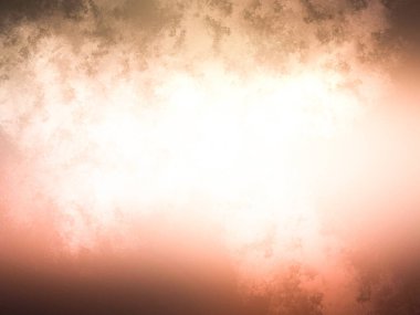 Kaykay rampasında kaykay süren biri.