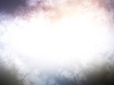 Karlı bir yüzeyde snowboard süren bir insan.