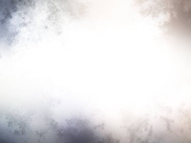 Karlı bir yüzeyde kaykay süren bir insan.