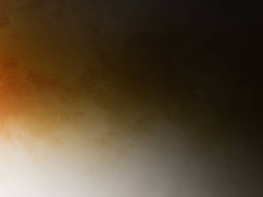 Tenis kortunda raket tutan bir adam.