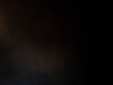 Takım elbiseli ve kravatlı bir adam mikrofonun önünde duruyor.