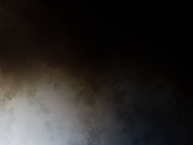 Takım elbiseli ve kravatlı bir adam ateşin önünde duruyor.