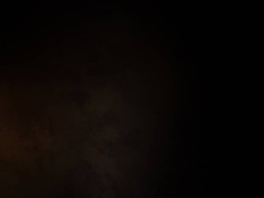 Elinde cep telefonu olan takım elbiseli ve kravatlı bir adam.